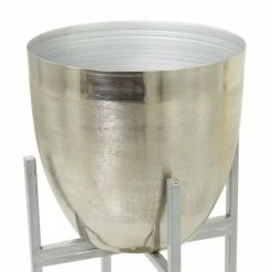 CosmoLiving by Cosmopolitan Silver Metal Modern Planter (Set of 2) -Everbilt Sales Store silver cosmoliving by cosmopolitan plant pots 042374 a0 1000